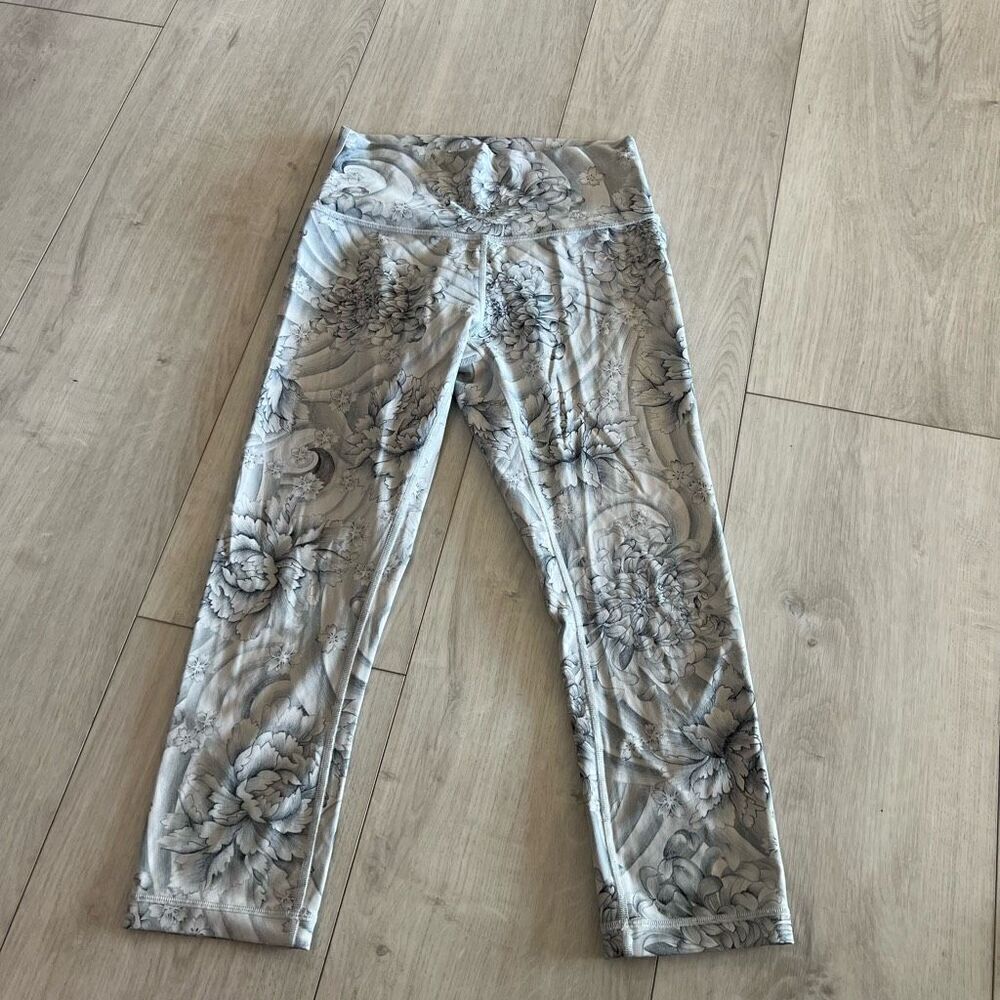 Lululemon women’s crop leggings size 6